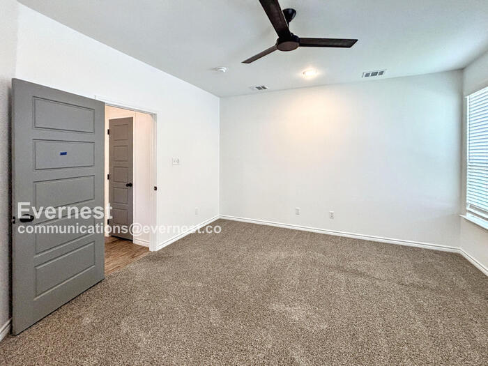 Building Photo - 2119 Hornbeam St