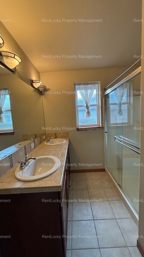 Building Photo - Beautifully Updated 3-Bedroom Home in Lynnwood – Convenient & Move-In Ready!