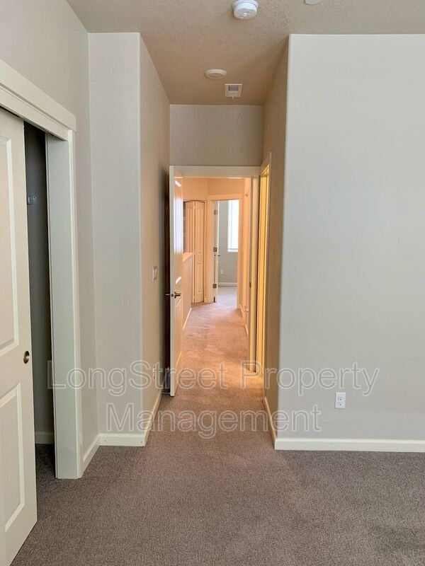 Building Photo - 11457 SW Mont Blanc St