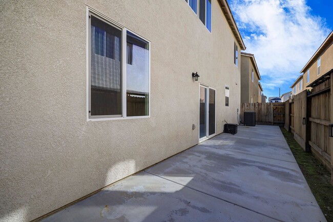 Building Photo - Beautiful 2 story Home for rent in Visalia...
