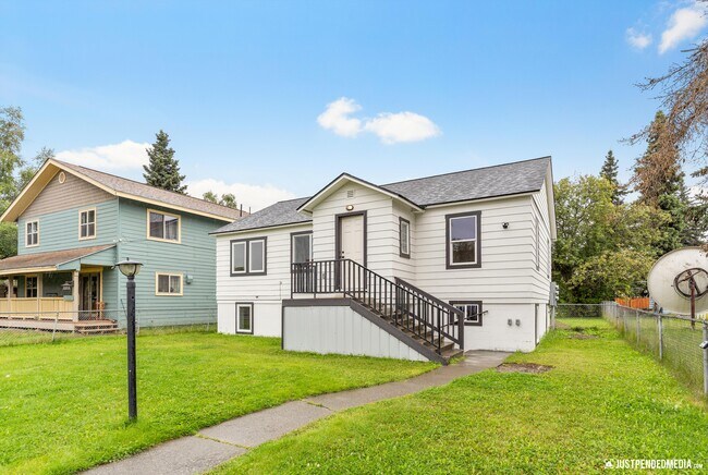 Building Photo - 1118 E 10th Ave
