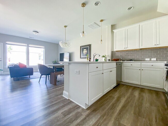 Building Photo - Beautiful Townhome at Manordale - LEASE TA...
