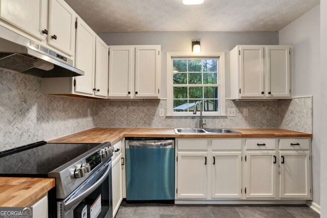 Building Photo - 587 Wedgewood Dr