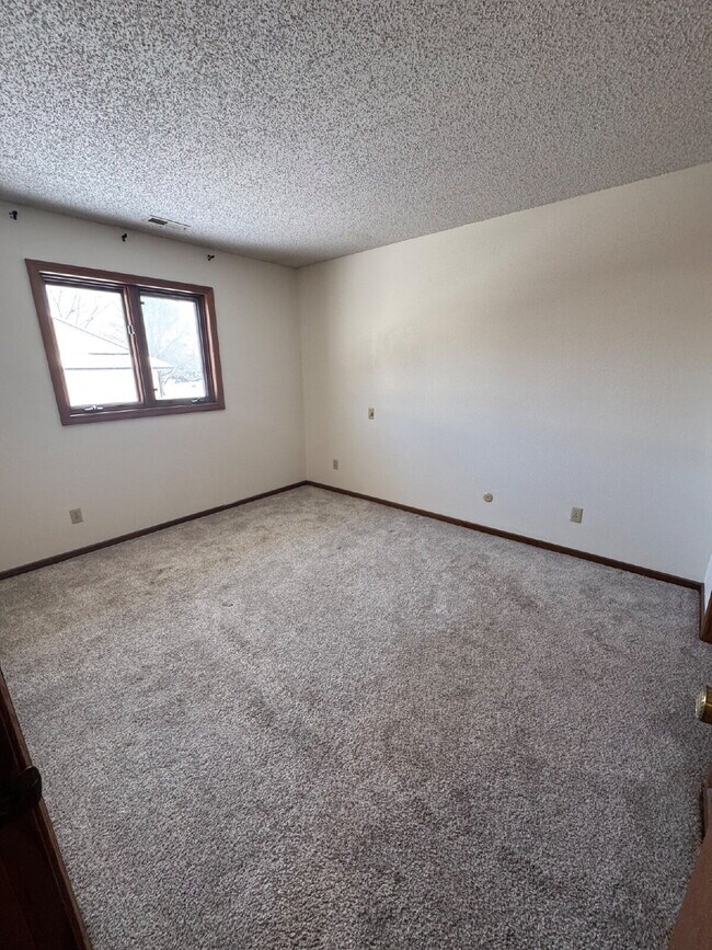 Building Photo - "Charming 2-Bedroom Retreat with Ample Space in Wichita's Serene South Willo-Esque Court!"
