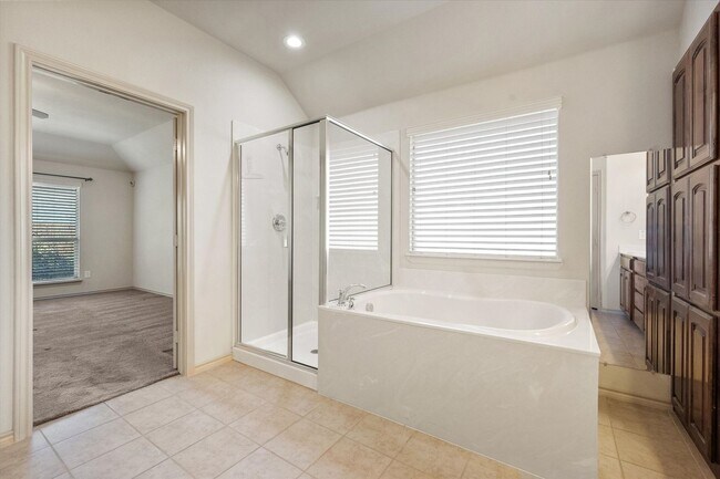 Building Photo - 1613 Country Hills Dr