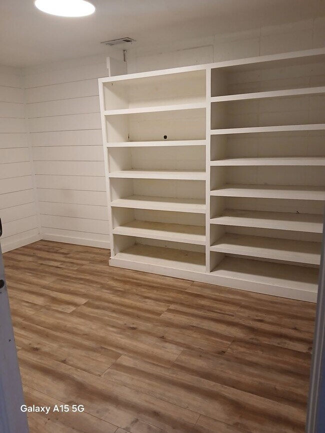 Building Photo - 4 Bedroom 2 bath home near lake Tenkiller with office