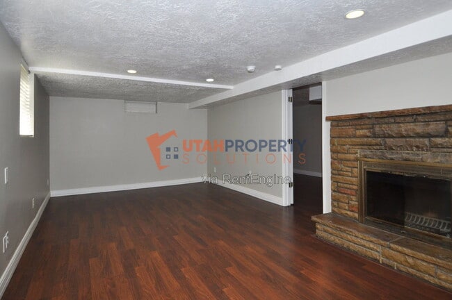 Building Photo - 1577 Glen Arbor St