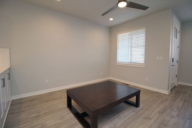 Building Photo - Impeccable 3 Bed/2.5 Bath Townhome located...