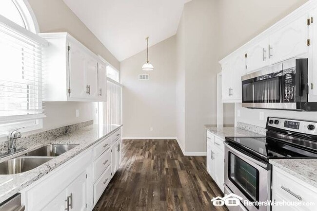 Building Photo - 3 Bed 2 Bath Home Available NOW!