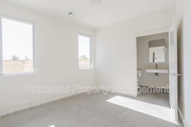 Building Photo - 934 Hangar Dr