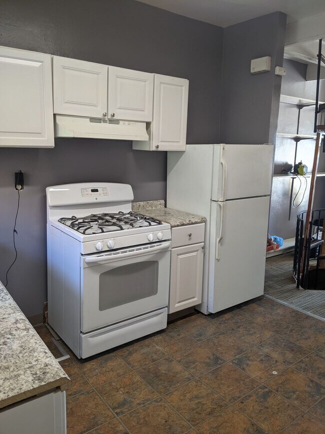 Building Photo - Oakland 2 Bedroom 1 bath house convenient ...
