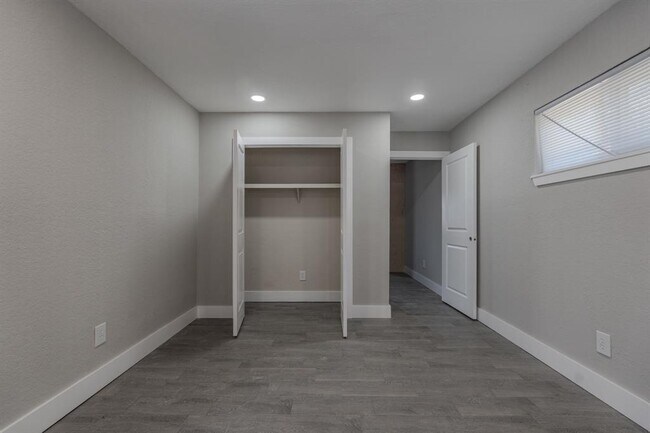 Building Photo - 2127 Strawberry Rd