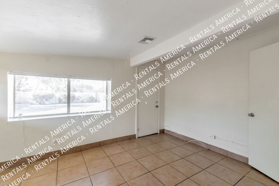 Building Photo - 5111 E Peach St