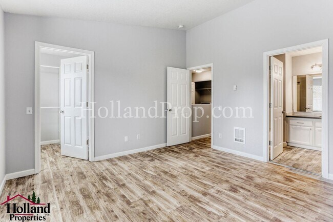 Building Photo - Beautiful 3-Level Hillsboro Townhouse in Quiet Cul-de-sac!