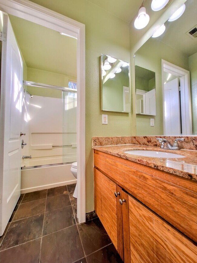 Building Photo - Beautiful 3bd Tri-level Home With Pool, Pl...