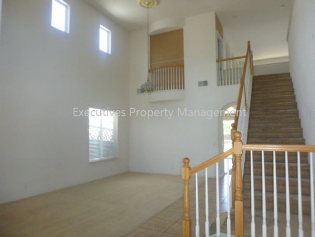 Building Photo - 717 Round Hill Dr