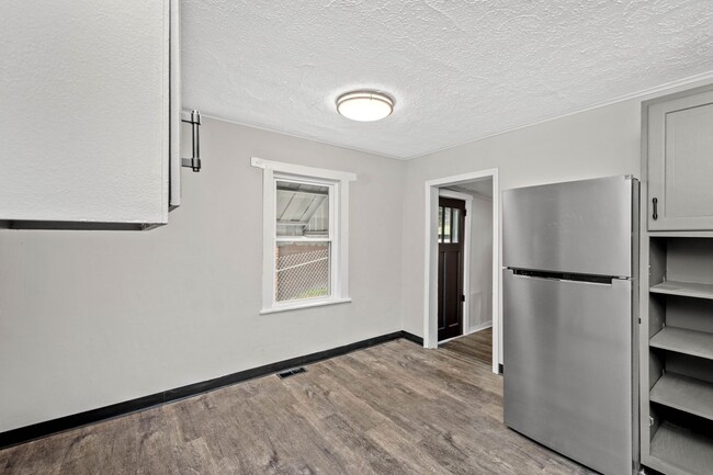 Building Photo - AVAILABLE ON MAY 1!! GORGEOUS 1 BEDROOM HO...