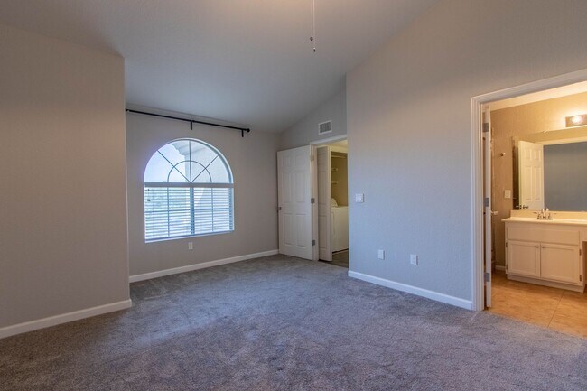 Building Photo - SPECTACULAR 2BED/2BATH CONDO IN HENDERSON!