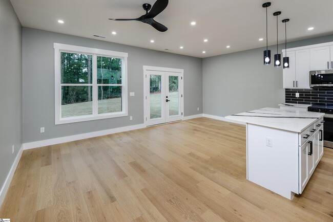 Building Photo - 610 N Shamrock Ave