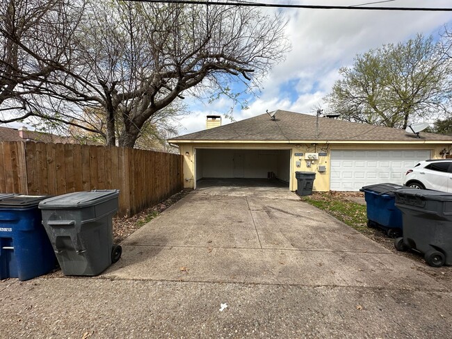 Building Photo - 4738-4740 Berridge Lane