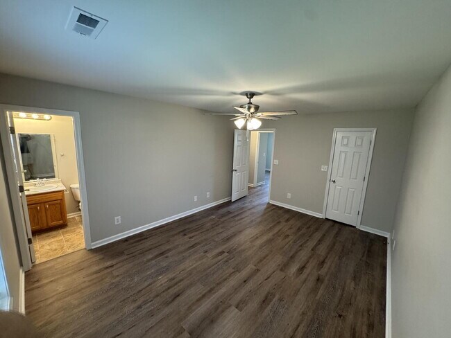 Building Photo - 404 Faulkner Dr