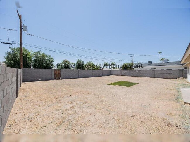 Building Photo - 6637 E Wilshire Dr