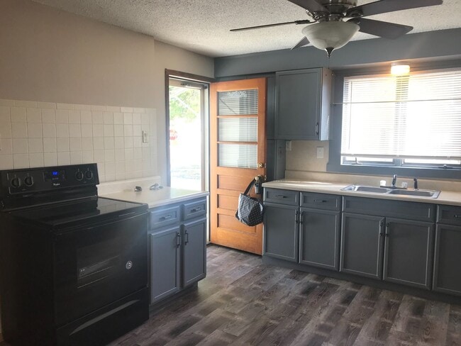 Building Photo - COMING SOON! Cute South County Cottage with White Picket fence, and  Garage