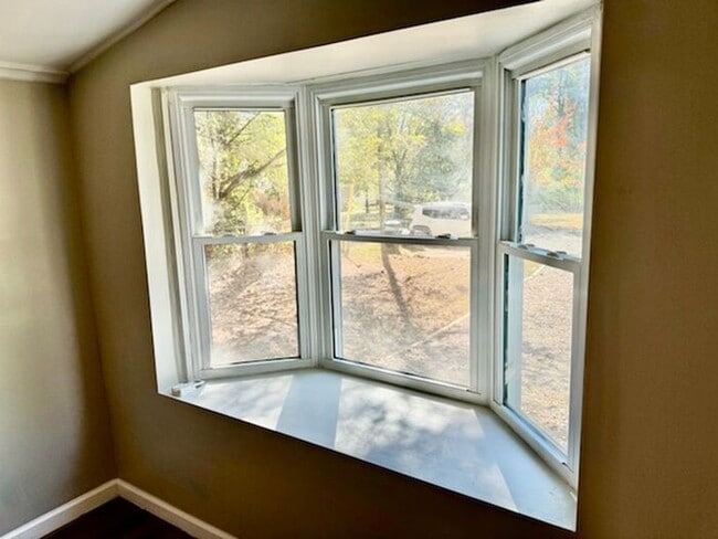 Building Photo - MOVE IN SPECIAL