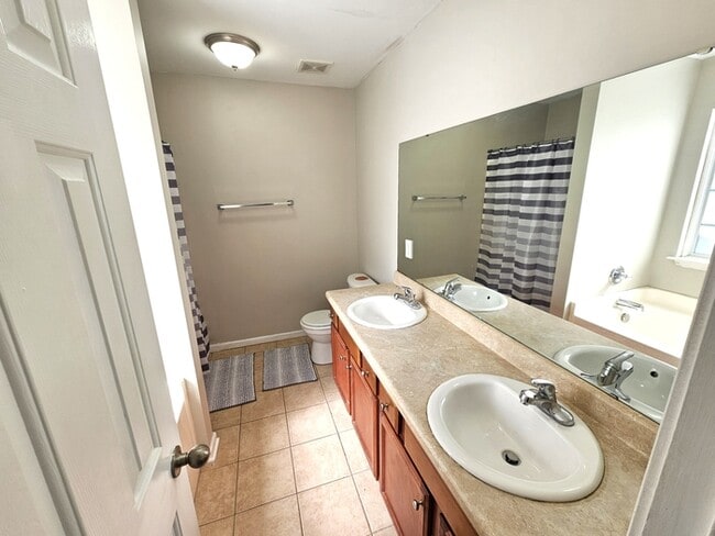 Building Photo - Furnished rental