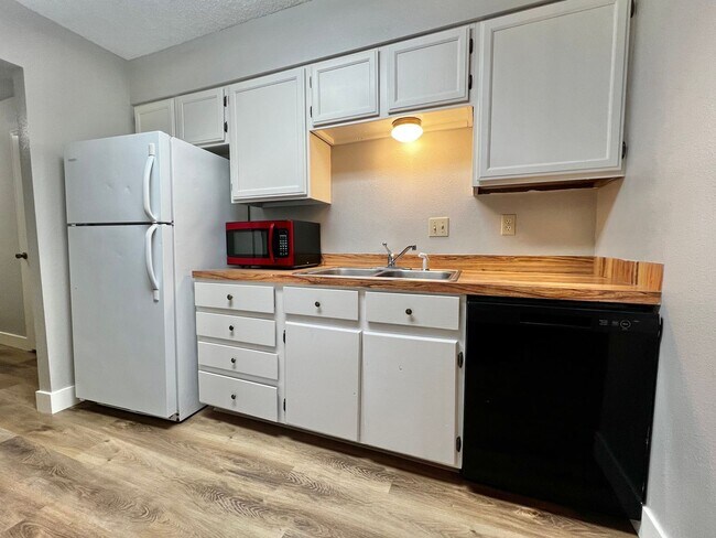 Building Photo - 3 Bedroom 2 Bathroom Ranch Style Home!