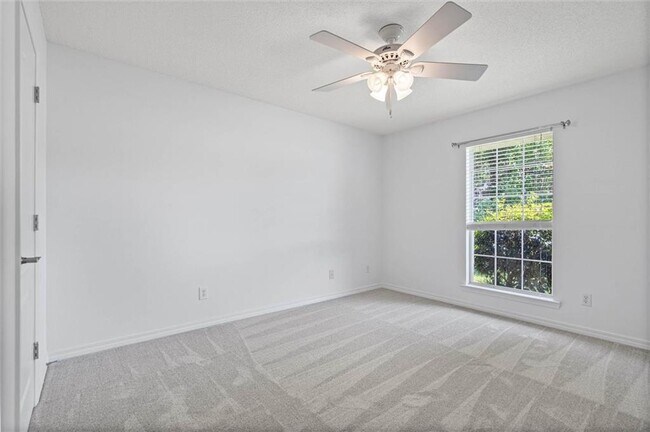 Building Photo - 4120 Fenwick Loop S