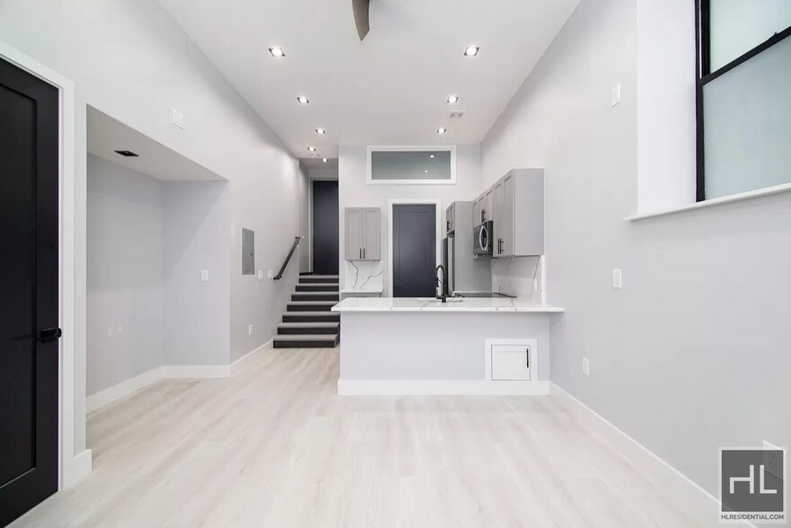 Building Photo - STANTON ST.