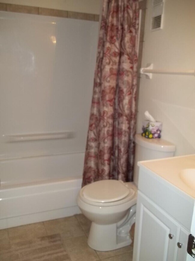 Building Photo - 2 bed, 2 bath Condo