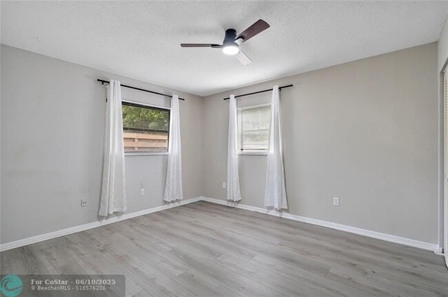 Building Photo - 3317 NE Jeannette Dr