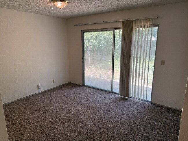 Building Photo - 990/992 JUSTIN DUPLEX