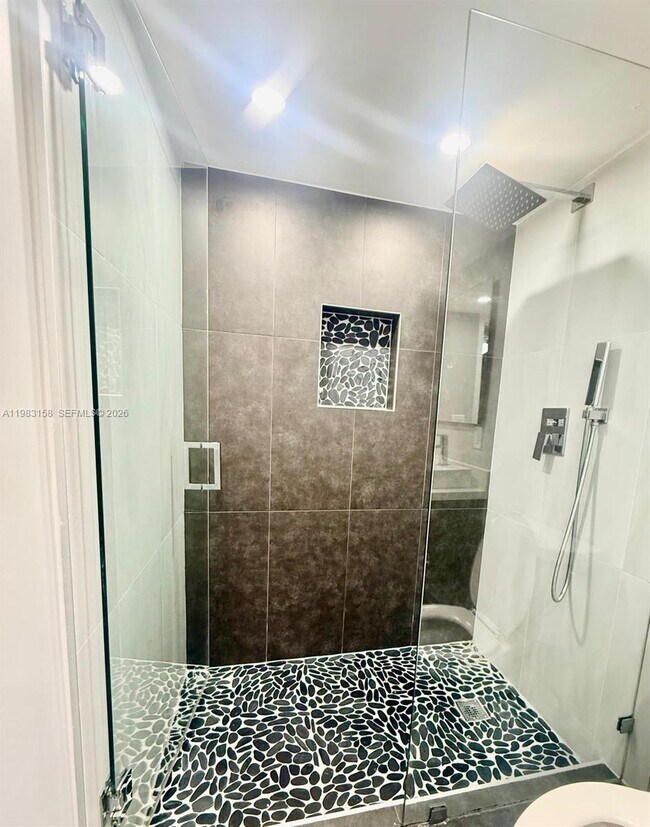 Building Photo - 1340 W 41st St