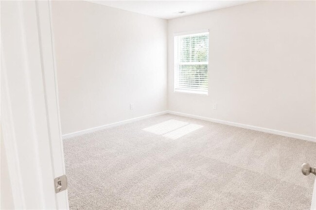 Building Photo - 79 Pineview Dr
