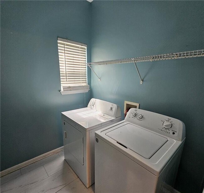 Building Photo - 310 Pecan Wood Cir