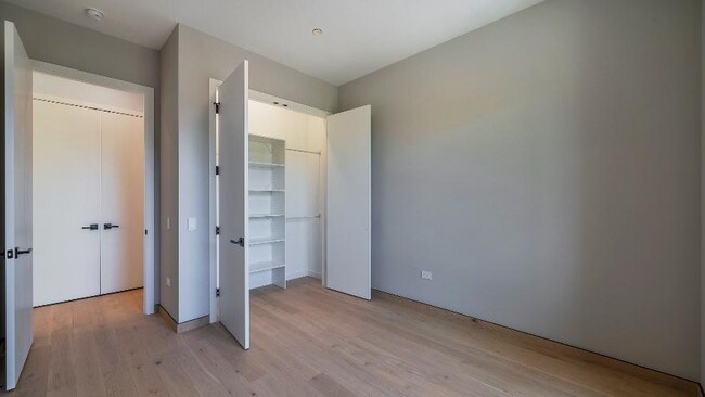 Building Photo - 2024 W Irving Park Rd