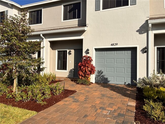 Building Photo - 4829 Dillon St