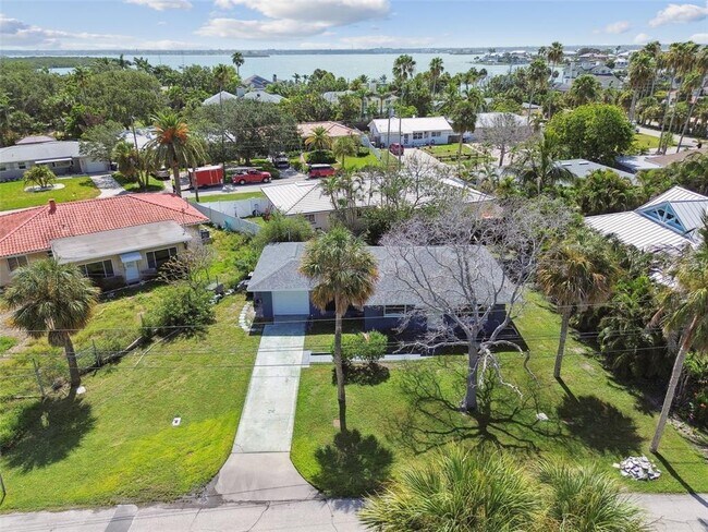 Building Photo - 951 Lantana Ave