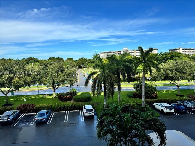 Building Photo - 3300 N Palm Aire Dr
