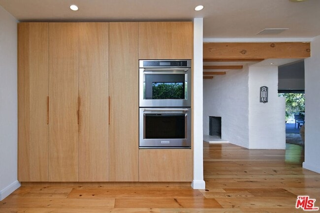 Building Photo - 2145 Linda Flora Dr