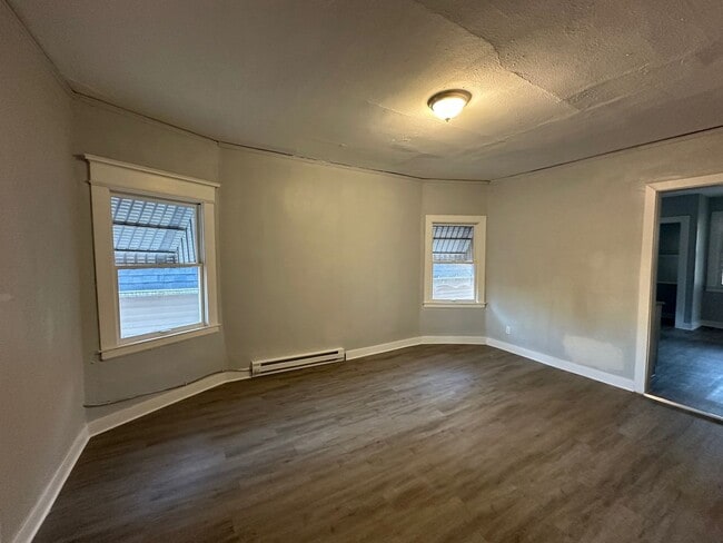 Building Photo - Walnut