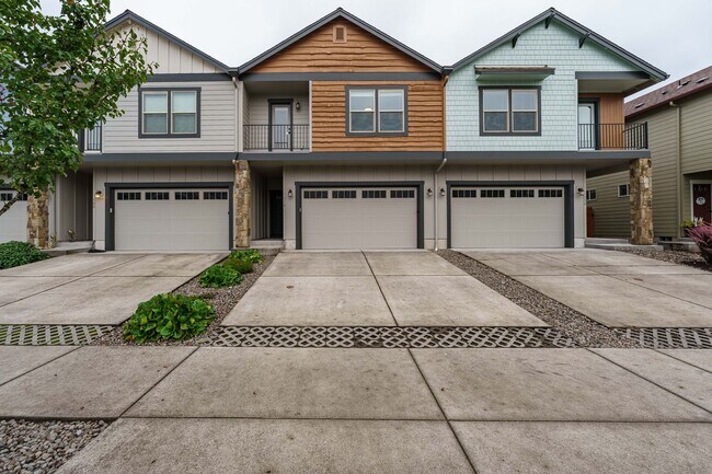 Primary Photo - 3 Bedroom 2.5 Bath Townhome - Convenient R...
