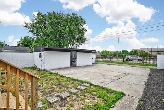 Building Photo - Renovated 2BR Home + Bonus Room