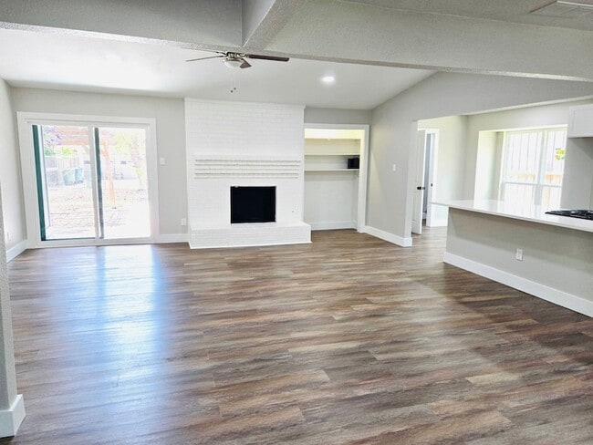 Building Photo - 526 Doral Pl