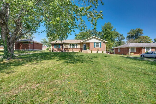 Building Photo - 3 Bedroom 1 Bath Donelson House by Two Riv...