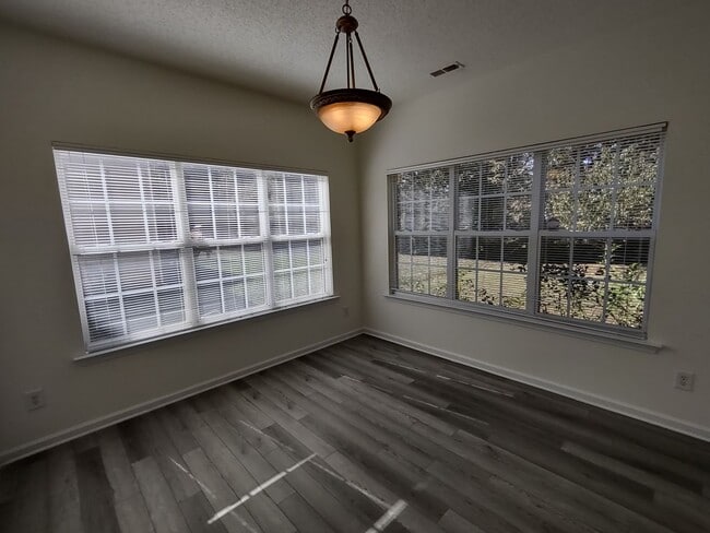 Building Photo - Beautiful 2-story home located in the Reed...