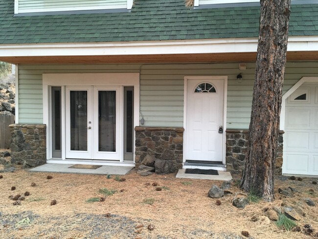 Building Photo - Deschutes River Woods STUDIO!